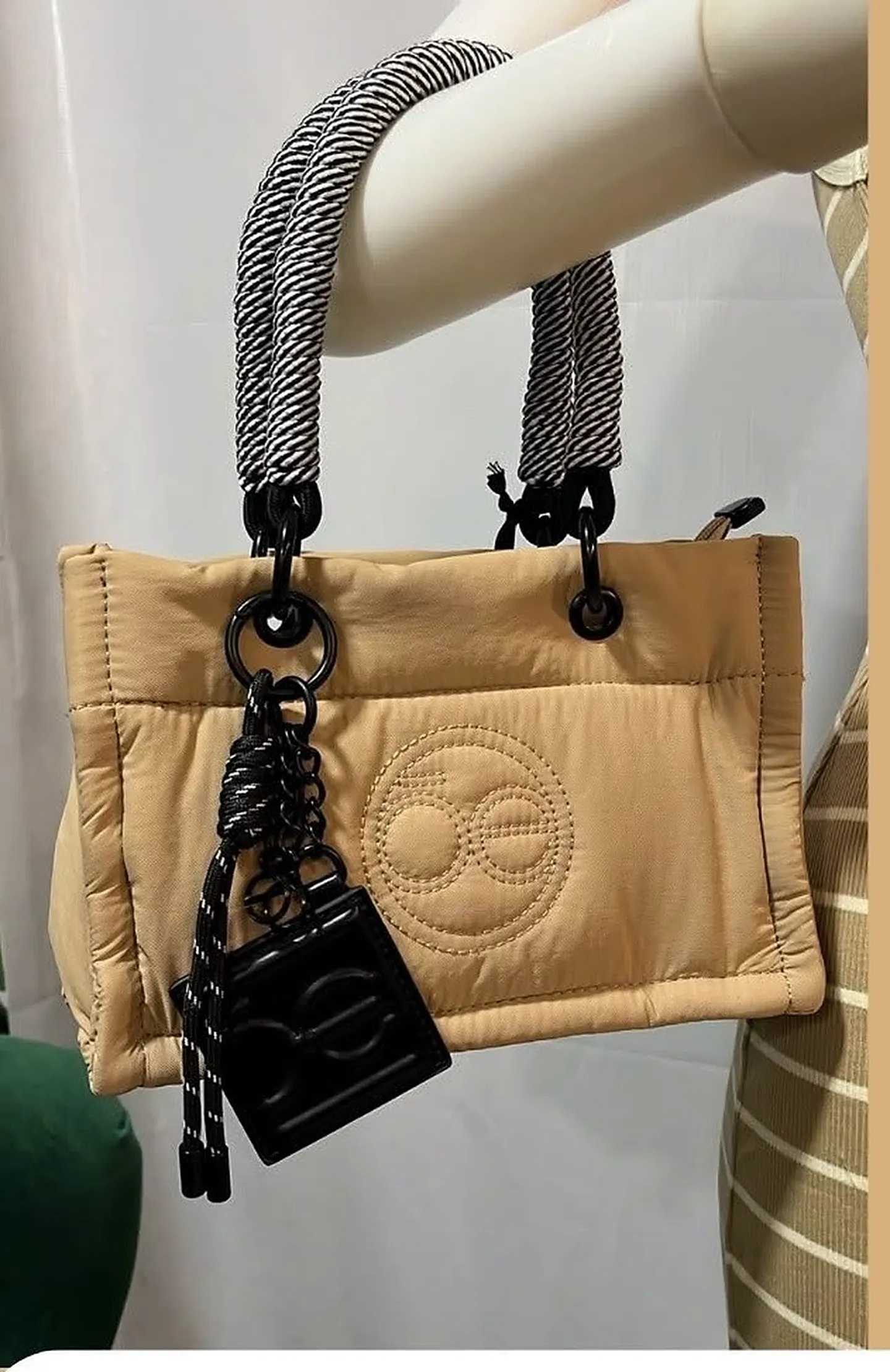 Bolsa de Mano Puffer con Opción Crossbody — imagen 1