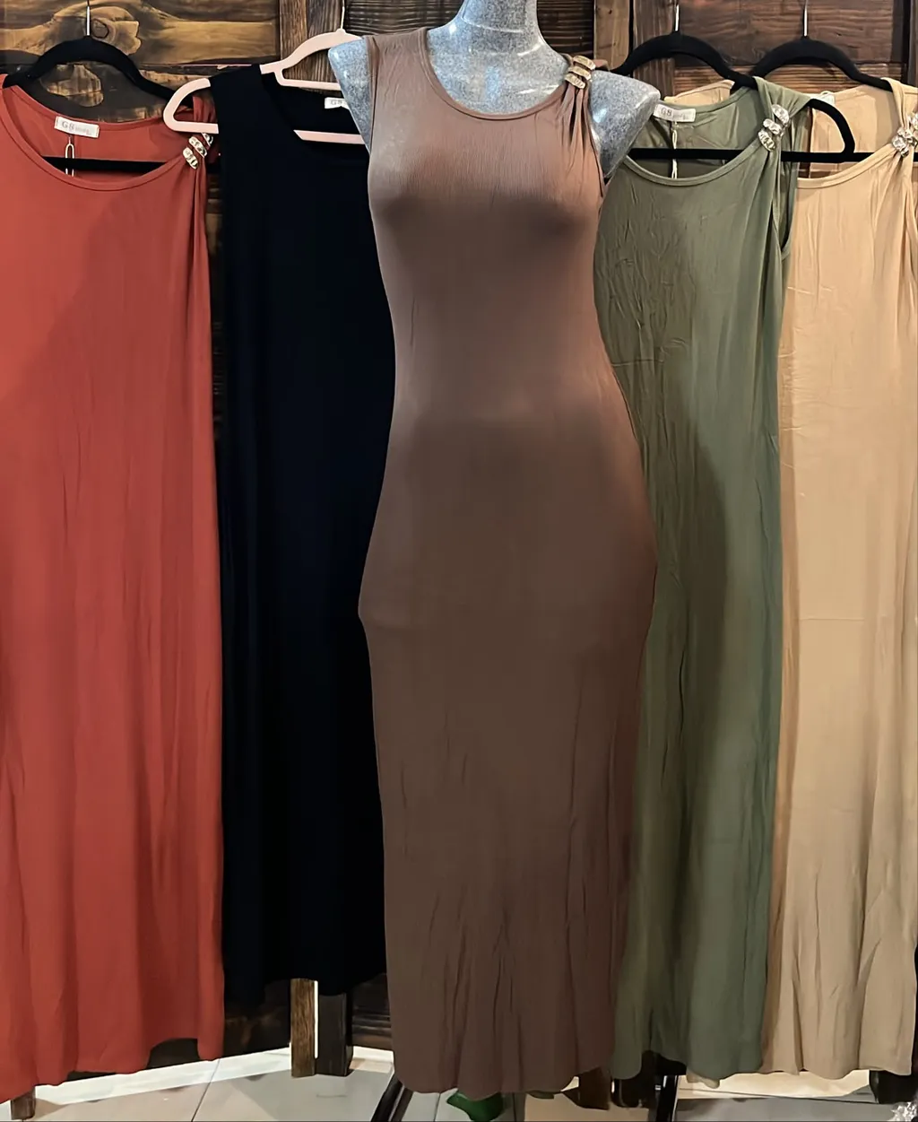 Vestido sensación algodón con detalle de pin en hombro — imagen 1