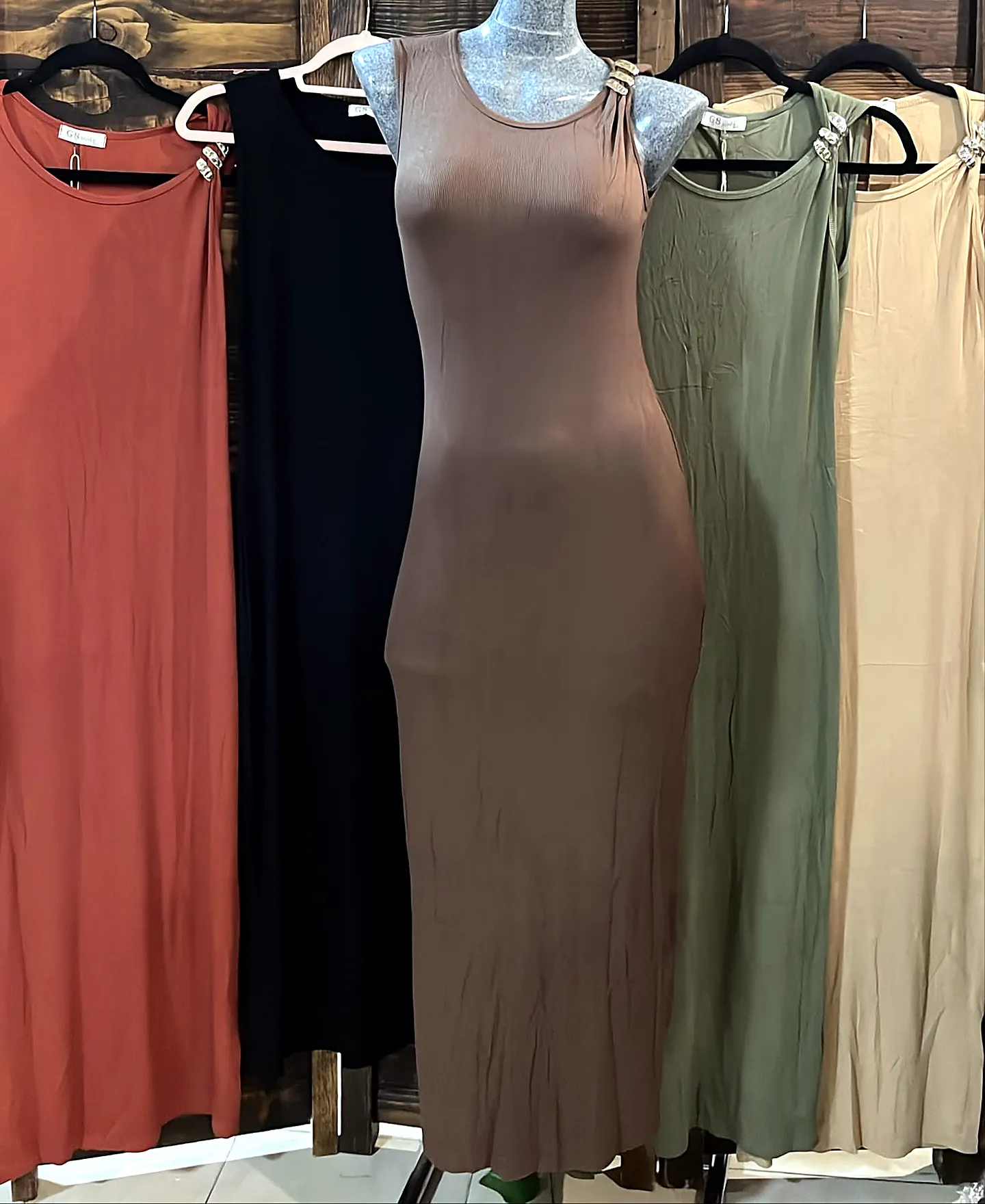 Vestido sensación algodón con detalle de pin en hombro — imagen 1