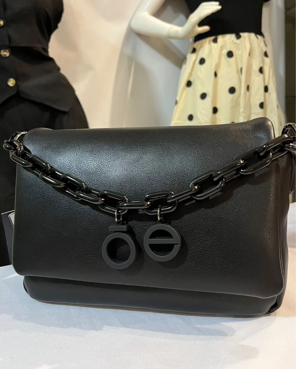 Bolsa de mano con opción a crossbody tipo piel — imagen 1