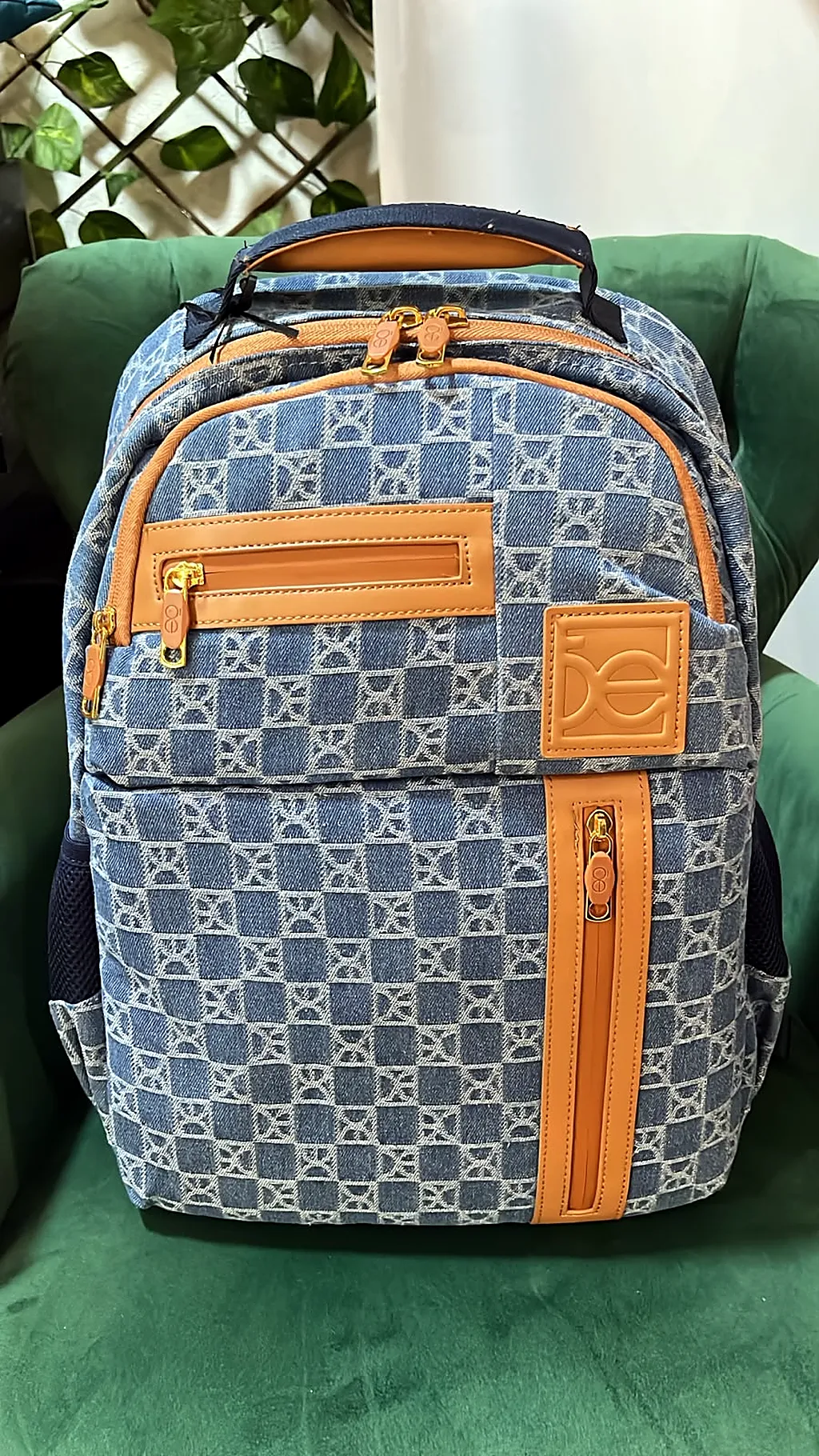 Mochila de mezclilla con detalles en tipo piel — imagen 1