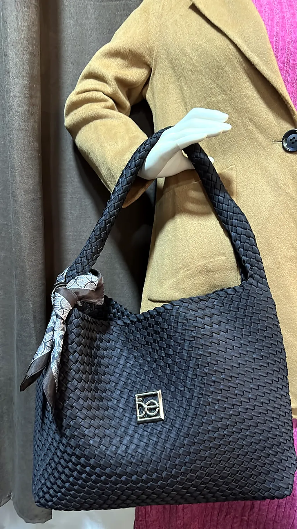 Bolsa de hombro tipo hobo trenzada — imagen 1