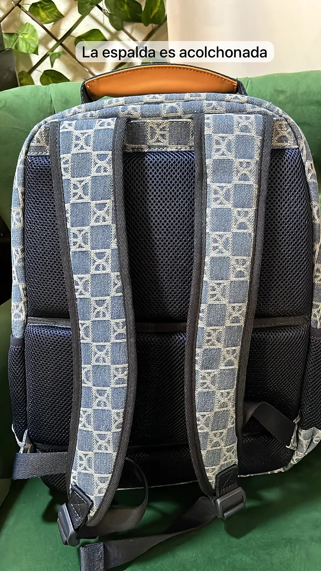 Mochila de mezclilla con detalles en tipo piel — imagen 2