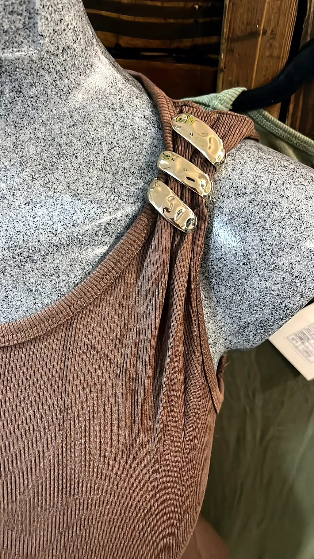 Vestido sensación algodón con detalle de pin en hombro — imagen 2