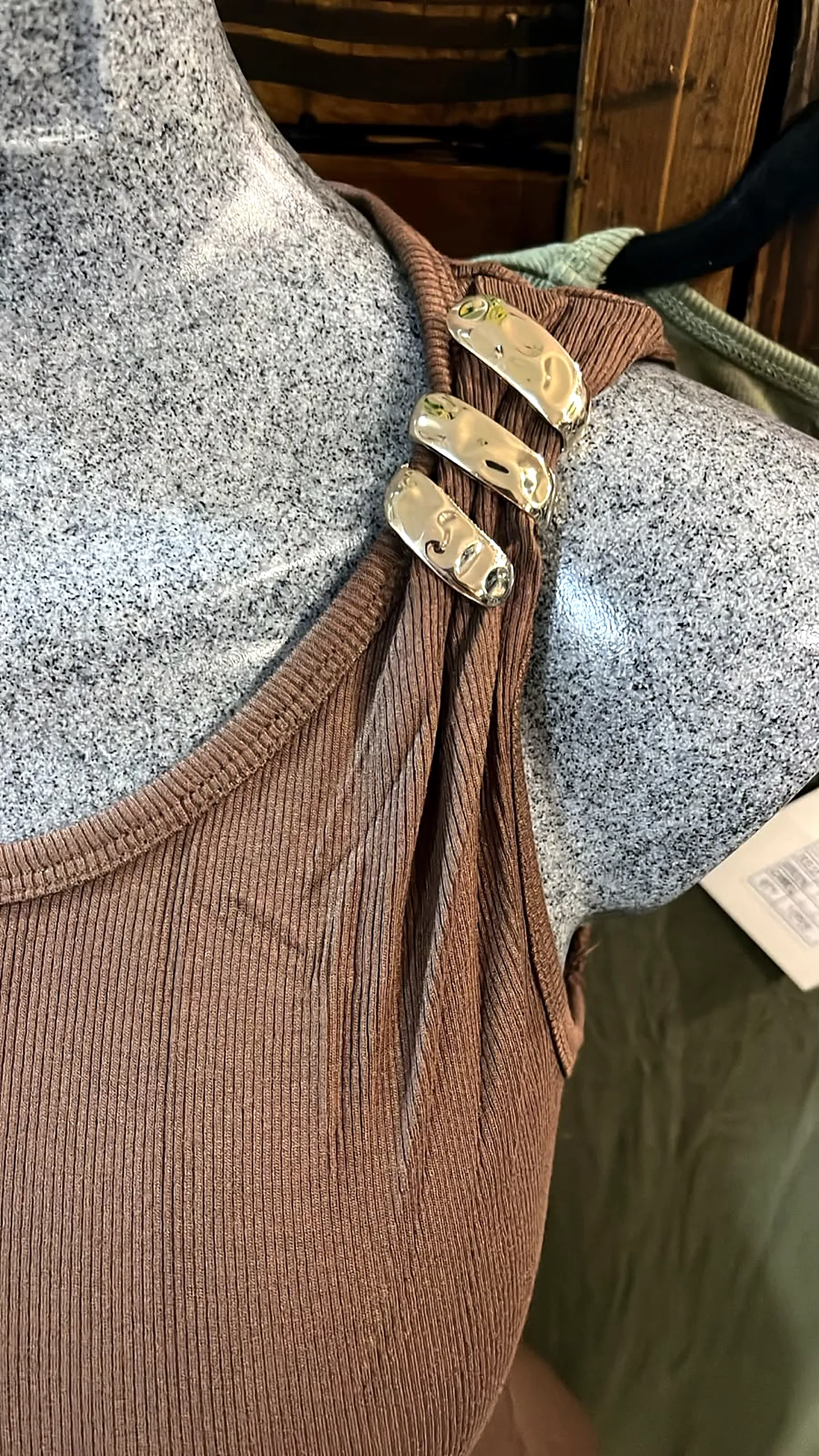Vestido sensación algodón con detalle de pin en hombro — imagen 2