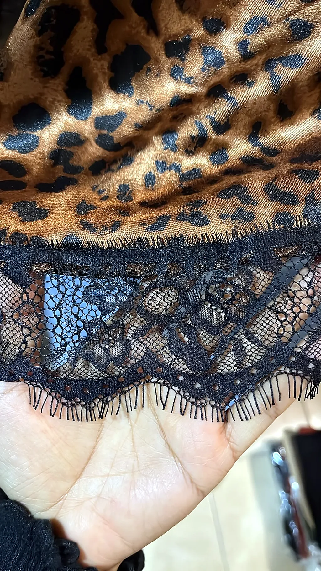 Blusa animal print straple con encaje — imagen 2