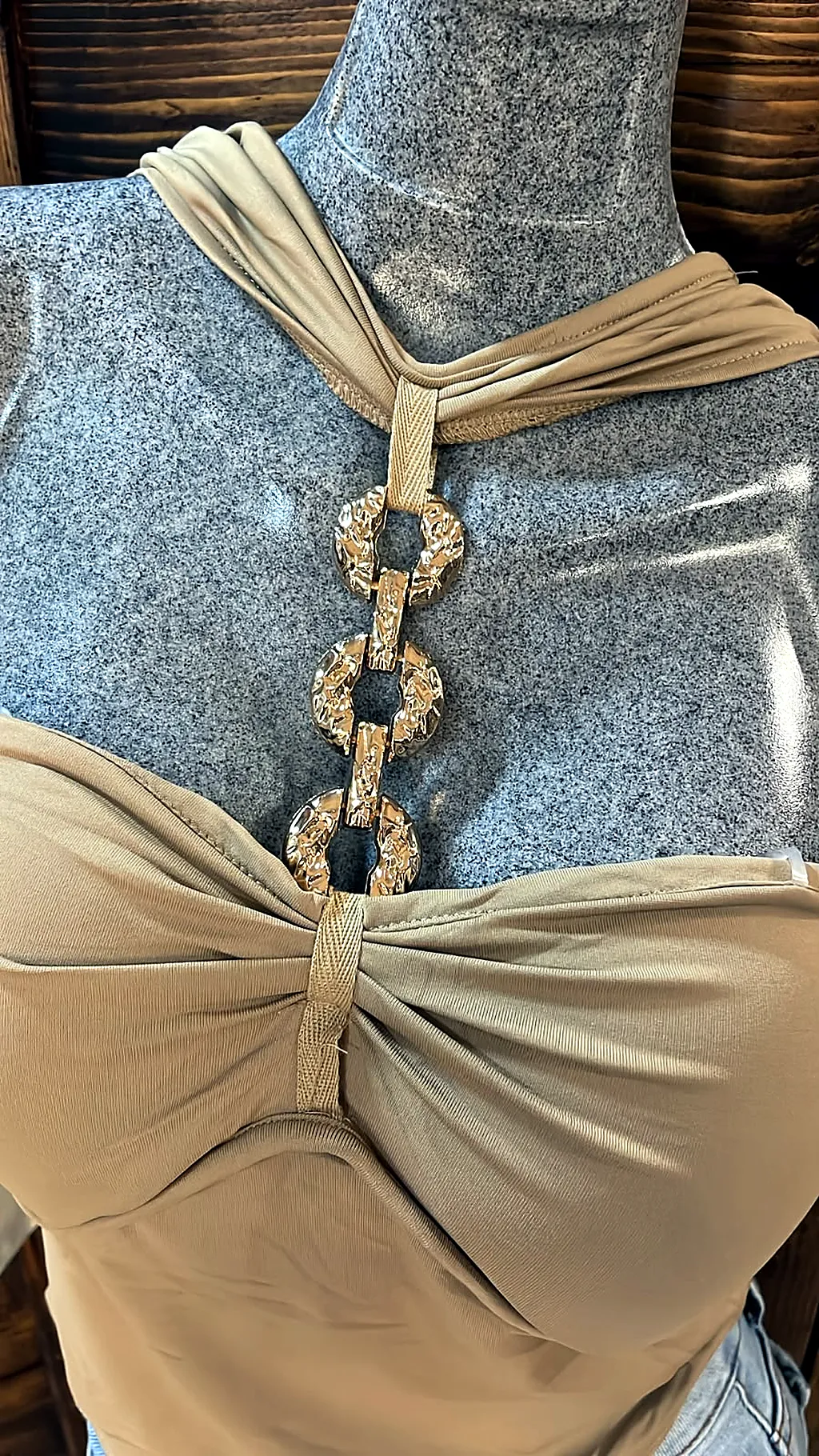 Blusa elegante tela tipo licra con copas perforadas — imagen 2